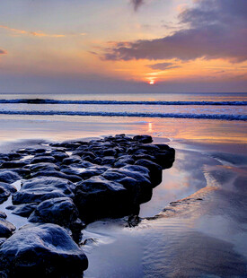 海边日落时的礁石美景