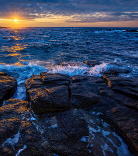海边日落礁石与海浪美景