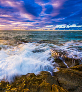海边壮丽日出与翻涌海浪