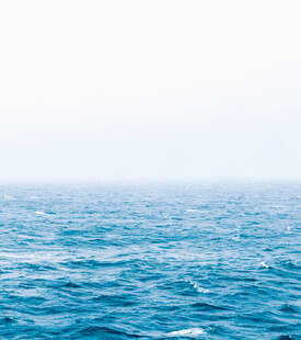 广阔蓝色海洋景象