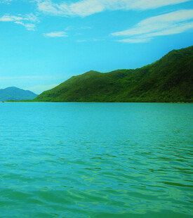 碧波青山间的宁静湖景