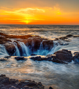 海边日落时的壮美礁石景观