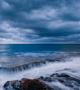 海边乌云下的汹涌海浪