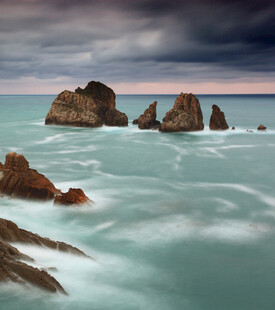 海边礁石与涌动海浪美景