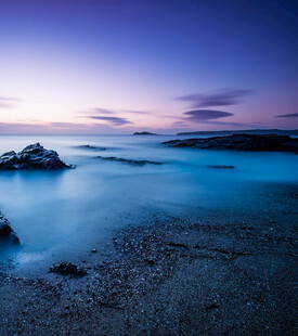 海边暮色下的宁静海岸线