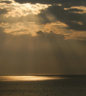海上日出洒下金色光芒