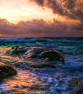 海边日落时的海浪礁石