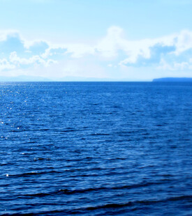广阔蔚蓝海面与天际线