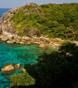 海岛美景碧蓝海水与葱郁植被