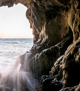 海边岩洞下的澎湃浪花