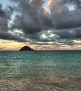 海上岛屿伴日暮霞光