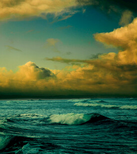 黄昏下的壮阔海浪景观