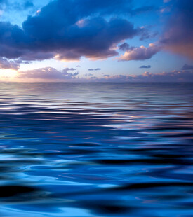 黄昏下的宁静海面