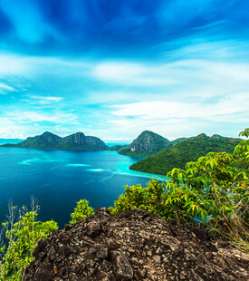海岛风光碧海青山蓝天下