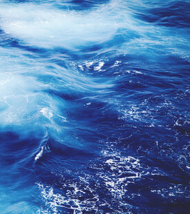 蓝色海洋中的翻滚浪花