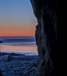 海边洞穴处的美丽日落