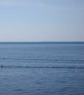 海面之上的两人身影