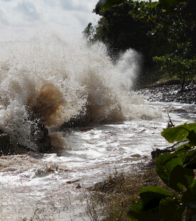 汹涌海浪拍岸瞬间