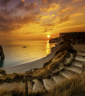 海边日落美景石阶伴余晖