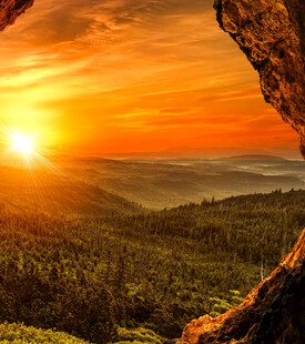 日出时分的山林壮美景观