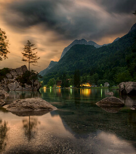 湖畔山景夜色静谧如画