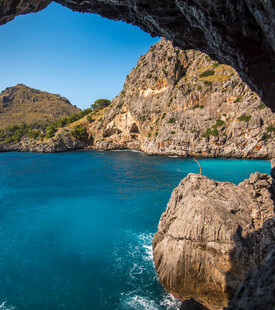 海边岩洞下的碧蓝海水
