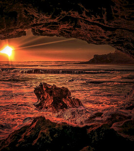 夕阳下的海边礁石美景