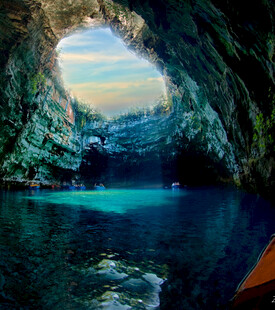 洞穴中的绝美蓝色水域