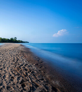 宁静海滩蓝色海洋美景