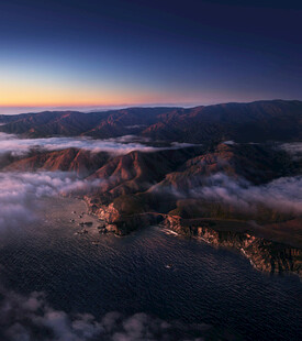 云海环绕的壮丽山峦景色