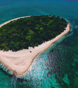 美丽海岛碧海环绕绿意浓