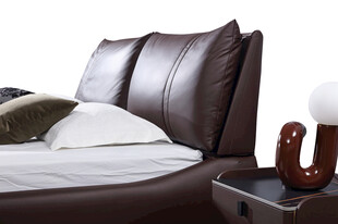 现代真皮床搭配简约茶几