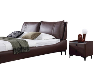 现代棕色皮质床及床头柜