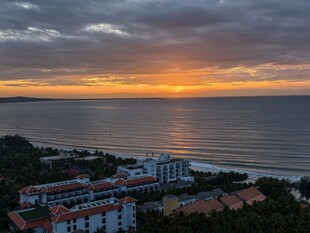 海滨城市朝霞全景风光