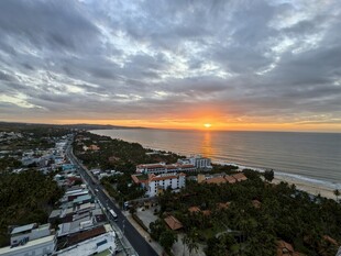 海边日出时的城市美丽景致