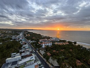 海滨城市日出美景