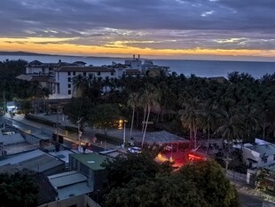 日出前的城市与海滨风光