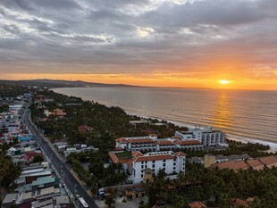 海滨城市日出壮丽景观