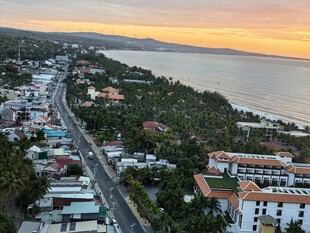 海滨城市黄昏美景俯瞰