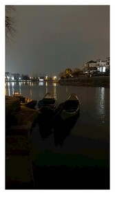 水边小船