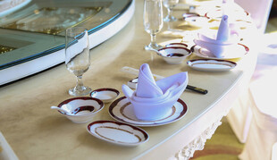 精致餐桌布置 餐具优雅摆放