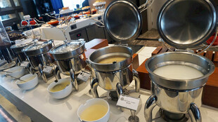 自助餐台上的多样餐食器具