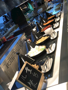 自助餐厅丰富美食陈列