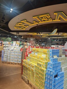 超市货架上的丰富商品