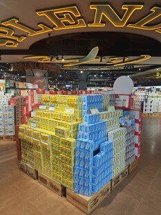 超市内货架上的多样商品