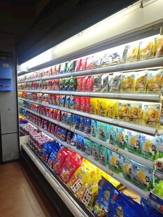 超市货架上琳琅满目的零食