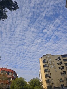 城市上空的美丽云彩