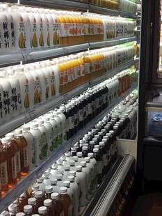 超市冷藏柜中的多样饮品