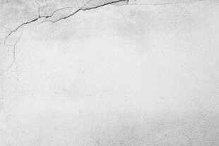 灰白墙面裂缝纹理特写