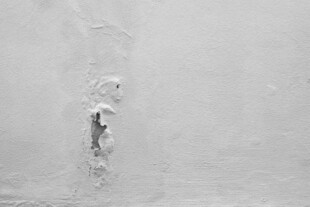 墙面破损痕迹特写